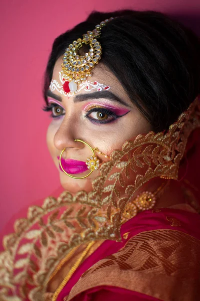 インドの花嫁は 金の宝石で刺繍ヒンズー赤伝統的な結婚式の服サリを身に着けています — ストック写真