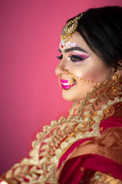 Indische Braut Hinduroter Traditioneller Hochzeitskleidung Sari Mit Goldschmuck Bestickt — Stockfoto