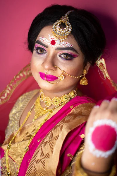 Индийская Невеста Одета Индуистскую Красную Традиционную Свадебную Одежду Сари Вышитое — стоковое фото
