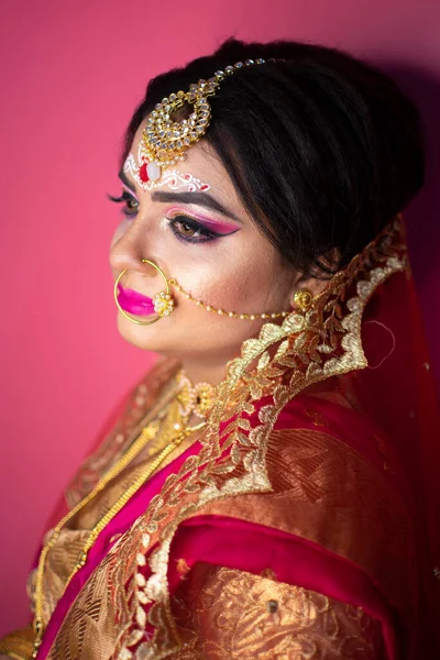 Indisk Brud Klädd Hinduisk Röd Traditionell Bröllop Kläder Sari Broderade — Stockfoto