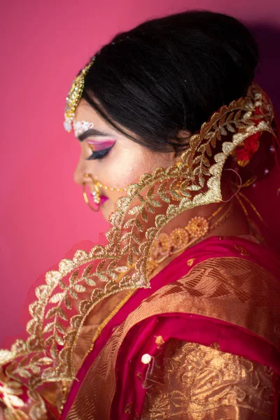 Indian Bride Dressed Hindu Red Traditional Wedding Clothes Sari Embroidered — Stock Photo, Image