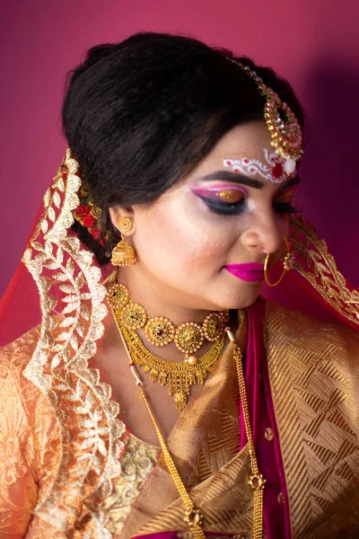 Indyjska Panna Młoda Ubrana Hinduskie Czerwone Tradycyjne Ubrania Ślubne Sari — Zdjęcie stockowe