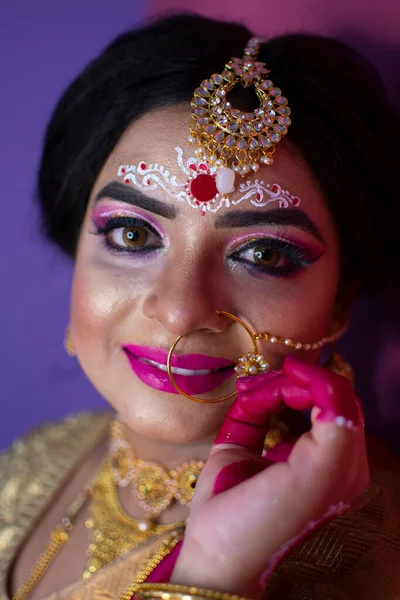 Hint gelini, Hindu kırmızı geleneksel düğün kıyafetleri içinde altın takı işlemeli sari.