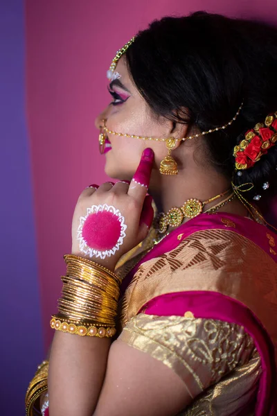 インドの花嫁は 金の宝石で刺繍ヒンズー赤伝統的な結婚式の服サリを身に着けています — ストック写真