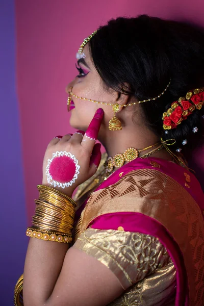 Indisk Brud Klädd Hinduisk Röd Traditionell Bröllop Kläder Sari Broderade — Stockfoto