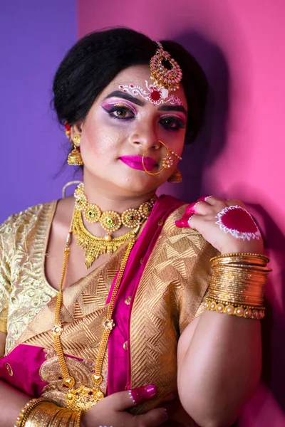 インドの花嫁は 金の宝石で刺繍ヒンズー赤伝統的な結婚式の服サリを身に着けています — ストック写真