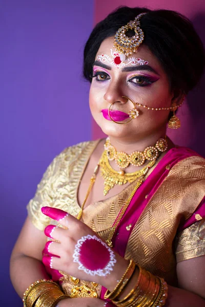 Mariée Indienne Vêtue Vêtements Mariage Traditionnels Hindous Sari Brodés Bijoux — Photo