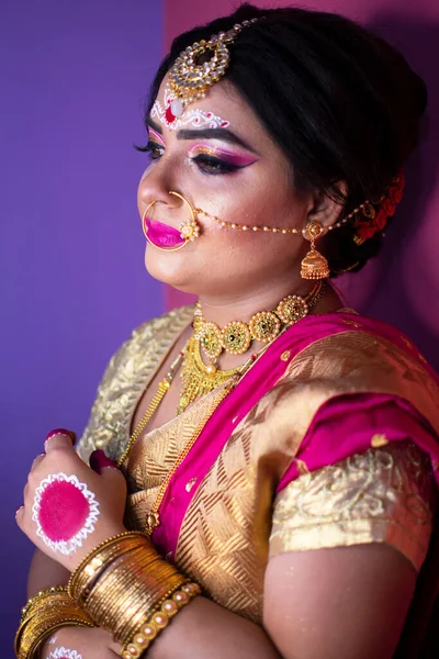 Retrato Mulher Bonita Com Maquiagem Nupcial Brilhante Jóias — Fotografia de Stock