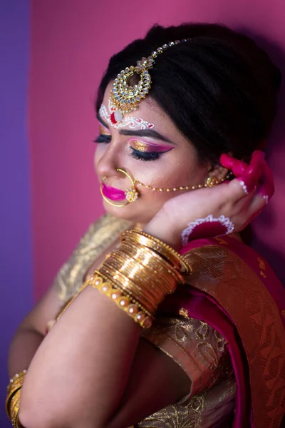 Retrato Mulher Bonita Com Maquiagem Nupcial Brilhante Jóias — Fotografia de Stock