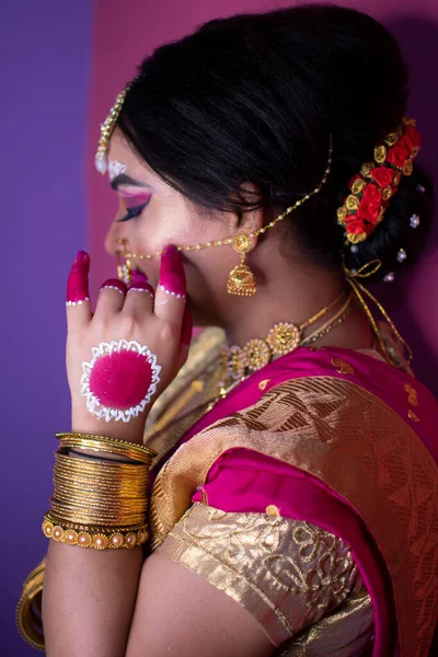 Retrato Mujer Hermosa Con Maquillaje Novia Brillante Joyas —  Fotos de Stock