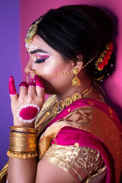 Retrato Mujer Hermosa Con Maquillaje Novia Brillante Joyas —  Fotos de Stock