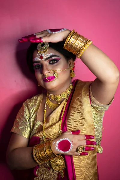 Retrato Mulher Bonita Com Maquiagem Nupcial Brilhante Jóias — Fotografia de Stock