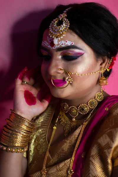 Portrait Belle Femme Avec Maquillage Nuptial Lumineux Bijoux — Photo