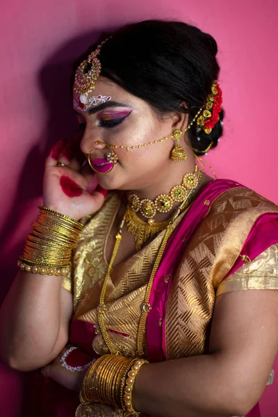 Bruidsportret Van Een Indiaanse Dame Met Traditioneel Saree Gouden Sieraden — Stockfoto