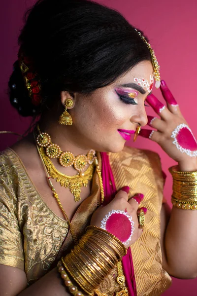 Retrato Nupcial Senhora Indiana Vestindo Saree Tradicional Jóias Ouro — Fotografia de Stock