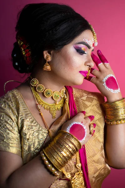 Retrato Nupcial Señora India Con Saree Tradicional Joyas Oro —  Fotos de Stock