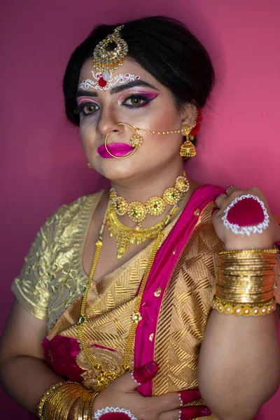 Retrato Nupcial Señora India Con Saree Tradicional Joyas Oro —  Fotos de Stock