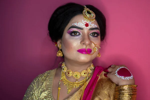 Retrato Nupcial Senhora Indiana Vestindo Saree Tradicional Jóias Ouro — Fotografia de Stock