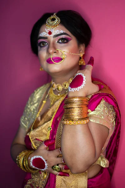 Ritratto Nuziale Donna Indiana Che Indossa Saree Tradizionale Gioielli Oro — Foto Stock