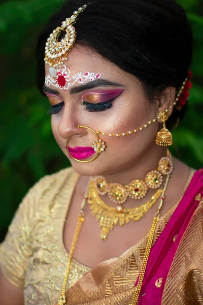 Porträt Einer Schönen Frau Mit Brautschminke Und Schmuck Mit Natürlichem — Stockfoto