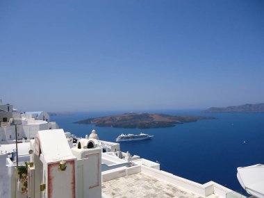 Santorini, Ege Denizi 'ndeki Cyclades adalarından biridir. MÖ 16. yüzyılda meydana gelen volkanik bir patlamayla harap oldu ve her zaman engebeli arazisini şekillendirdi.
