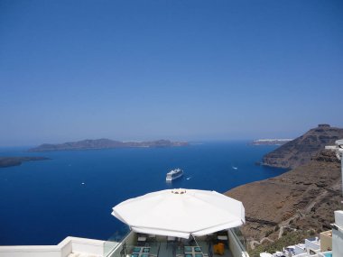 Santorini, Ege Denizi 'ndeki Cyclades adalarından biridir. MÖ 16. yüzyılda meydana gelen volkanik bir patlamayla harap oldu ve her zaman engebeli arazisini şekillendirdi.