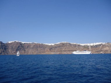 Santorini, Ege Denizi 'ndeki Cyclades adalarından biridir. MÖ 16. yüzyılda meydana gelen volkanik bir patlamayla harap oldu ve her zaman engebeli arazisini şekillendirdi.