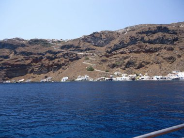 Santorini, Ege Denizi 'ndeki Cyclades adalarından biridir. MÖ 16. yüzyılda meydana gelen volkanik bir patlamayla harap oldu ve her zaman engebeli arazisini şekillendirdi.