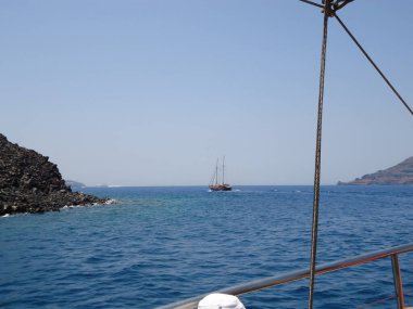 Santorini, Ege Denizi 'ndeki Cyclades adalarından biridir. MÖ 16. yüzyılda meydana gelen volkanik bir patlamayla harap oldu ve her zaman engebeli arazisini şekillendirdi.