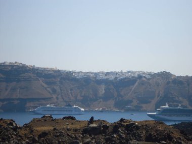 Santorini, Ege Denizi 'ndeki Cyclades adalarından biridir. MÖ 16. yüzyılda meydana gelen volkanik bir patlamayla harap oldu ve her zaman engebeli arazisini şekillendirdi.
