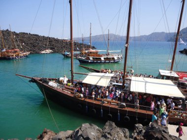 Santorini, Ege Denizi 'ndeki Cyclades adalarından biridir. MÖ 16. yüzyılda meydana gelen volkanik bir patlamayla harap oldu ve her zaman engebeli arazisini şekillendirdi.