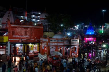 Haridwar, Uttrakhand, Hindistan 'daki har ki pauri ghat tapınağının gece görüşü
