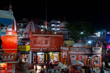 Haridwar, Uttrakhand, Hindistan 'daki har ki pauri ghat tapınağının gece görüşü