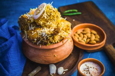 Biryani, Hint alt kıtasındaki Müslümanlar arasında kökeni olan karışık bir pirinç yemeği..