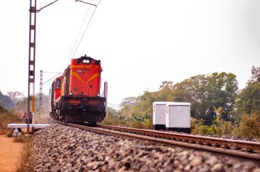 Khirai Midnapore, Batı Bengal, Hindistan - 11 Ekim 2020: Hindistan Demiryolu Yolcu Treni hızlanıyor.