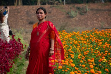 Khirai Midnapore, Batı Bengal, Hindistan - 11 Ekim 2020: çiçek ekiminin tadını çıkaran turist