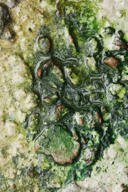 Koyu soyut yol dokusu ya da arka plan. Çatlaklı karanlık asfalt yol..