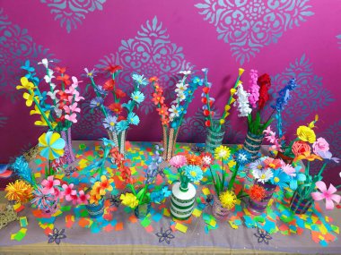 Renkli ev yapımı origami kağıt çiçek, DIY çiçek kağıdı el işi, çiçek kağıdı tarzı, DIY ev dekorasyonu.