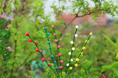 Renkli ev yapımı origami kağıt çiçek, DIY çiçek kağıdı el işi, çiçek kağıdı tarzı, DIY ev dekorasyonu.