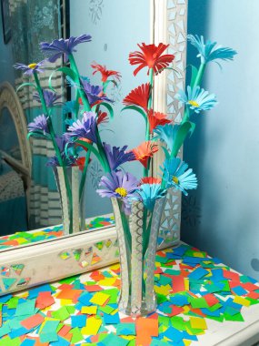 Renkli ev yapımı origami kağıt çiçek, DIY çiçek kağıdı el işi, çiçek kağıdı tarzı, DIY ev dekorasyonu.