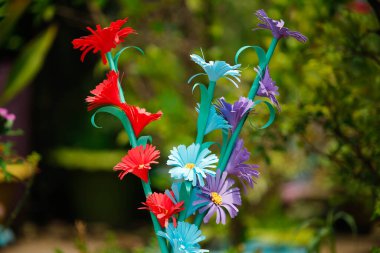 Renkli ev yapımı origami kağıt çiçek, DIY çiçek kağıdı el işi, çiçek kağıdı tarzı, DIY ev dekorasyonu.