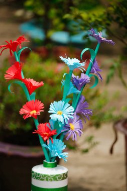 Renkli ev yapımı origami kağıt çiçek, DIY çiçek kağıdı el işi, çiçek kağıdı tarzı, DIY ev dekorasyonu.