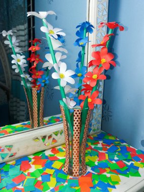 Renkli ev yapımı origami kağıt çiçek, DIY çiçek kağıdı el işi, çiçek kağıdı tarzı, DIY ev dekorasyonu.