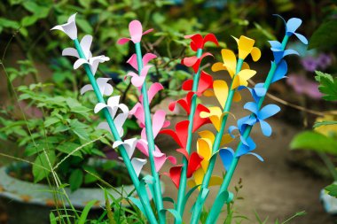 Renkli ev yapımı origami kağıt çiçek, DIY çiçek kağıdı el işi, çiçek kağıdı tarzı, DIY ev dekorasyonu.