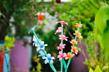 Renkli ev yapımı origami kağıt çiçek, DIY çiçek kağıdı el işi, çiçek kağıdı tarzı, DIY ev dekorasyonu.