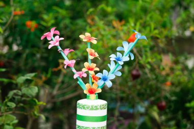 Renkli ev yapımı origami kağıt çiçek, DIY çiçek kağıdı el işi, çiçek kağıdı tarzı, DIY ev dekorasyonu.