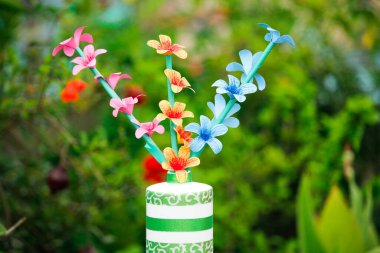 Renkli ev yapımı origami kağıt çiçek, DIY çiçek kağıdı el işi, çiçek kağıdı tarzı, DIY ev dekorasyonu.