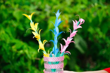 Renkli ev yapımı origami kağıt çiçek, DIY çiçek kağıdı el işi, çiçek kağıdı tarzı, DIY ev dekorasyonu.