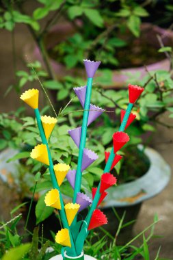 Renkli ev yapımı origami kağıt çiçek, DIY çiçek kağıdı el işi, çiçek kağıdı tarzı, DIY ev dekorasyonu.