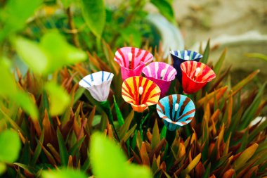 Renkli ev yapımı origami kağıt çiçek, DIY çiçek kağıdı el işi, çiçek kağıdı tarzı, DIY ev dekorasyonu.